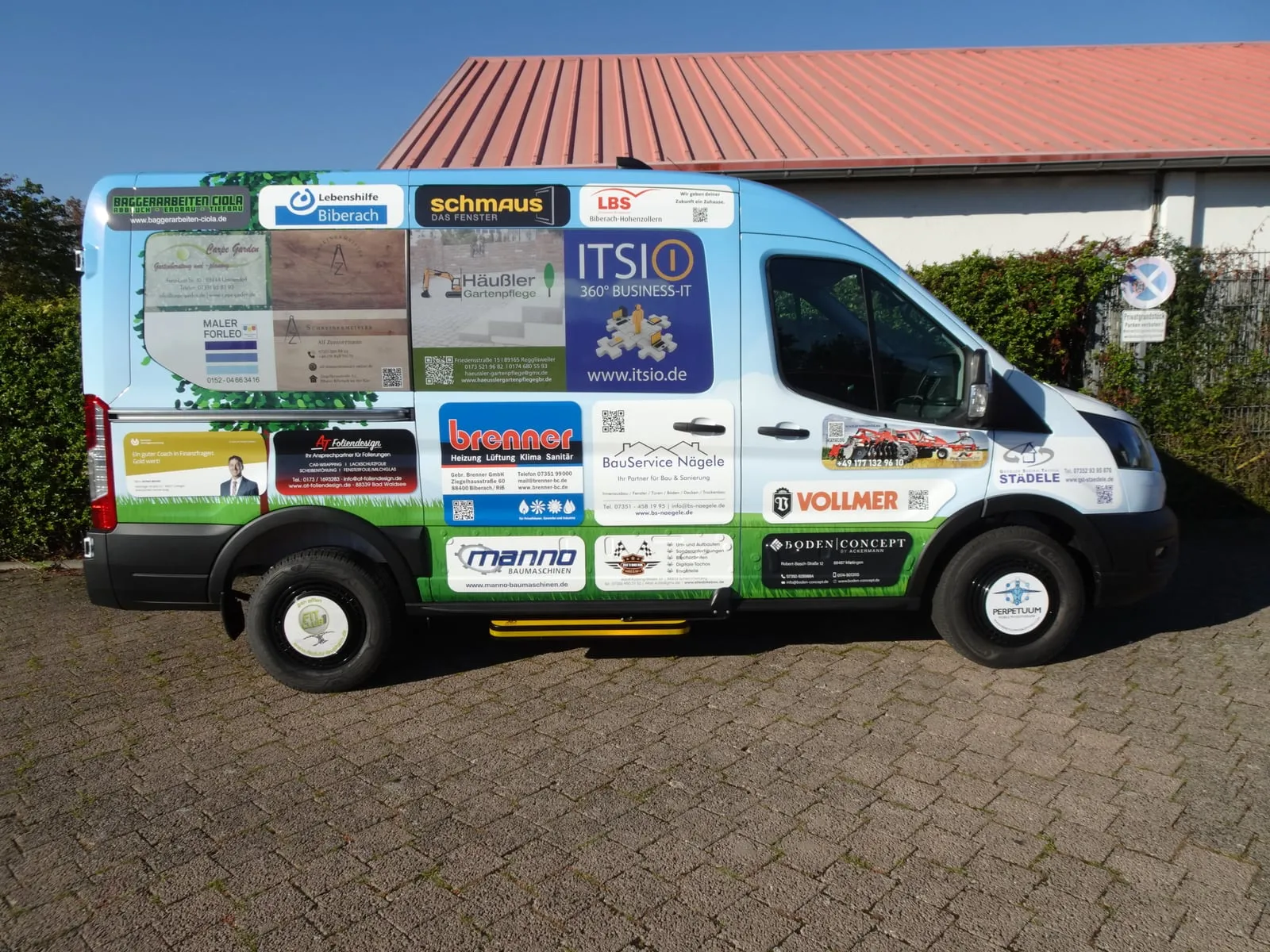 Bus der Lebenshilfe Biberach mit den Logos der Sponsoren, darunter ITSIO